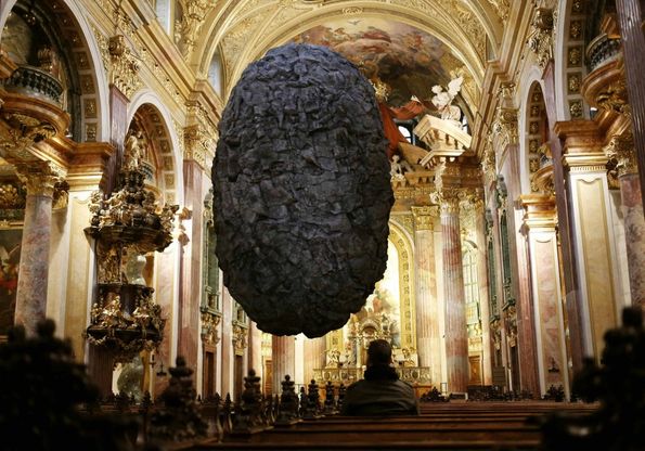 Vienna, la pietra sospesa nel vuoto: omaggio a Magritte