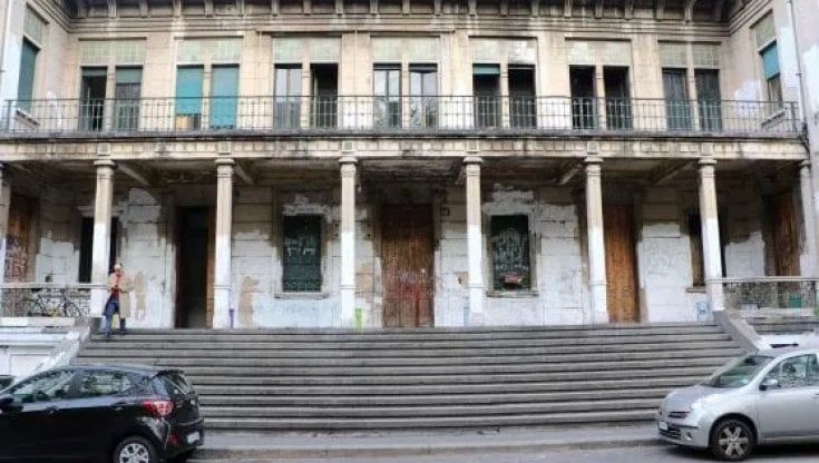 Carabinieri sgomberano stabile abbandonato di viale Molise dove vivevano 86 persone