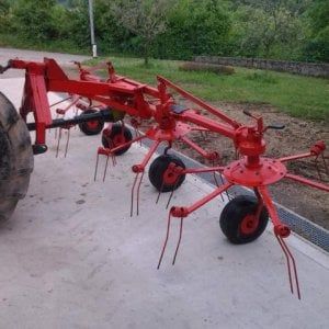 Biella, muore tra le fiamme in auto imprigionata dalle punte di un trattore
