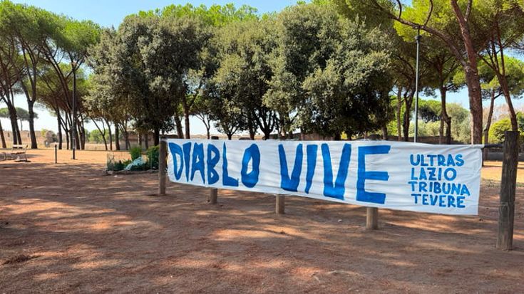 "Diablo vive", lo striscione degli ultras ricorda Fabrizio Piscitelli a sette anni dall’omicidio