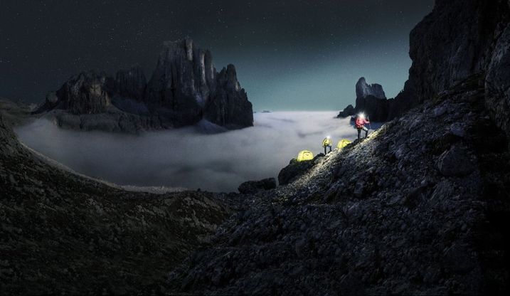 In montagna per mettere alla prova le attrezzature per l'outdoor