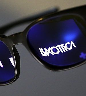Utili in calo e stime in ribasso per Luxottica