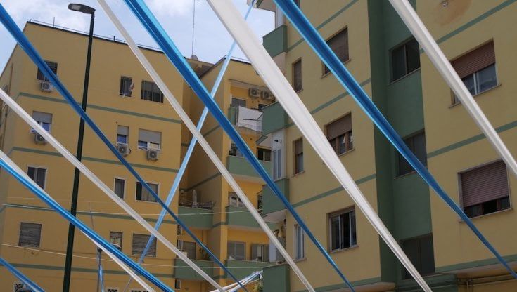 Napoli, gli striscioni dello scudetto, in campo task force del Comune: "Così ricicleremo la plastica"