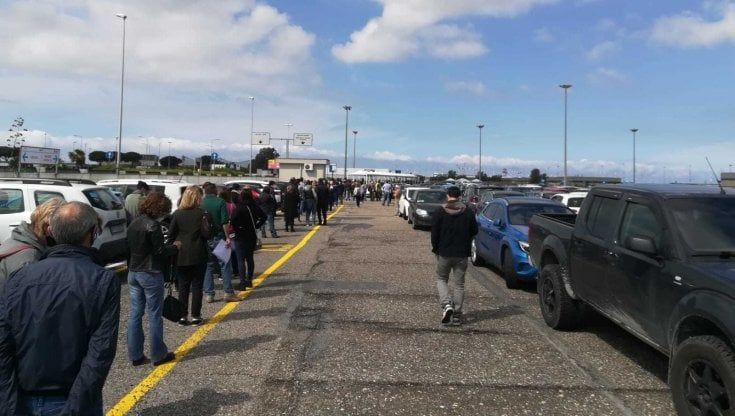 Coronavirus, all'hub di Fiumicino sei ore in fila per il vaccino: "Convocazioni senza orario, così si è creato il caos"