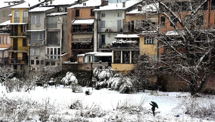 Fitta nevicata in città: Parma si colora di bianco