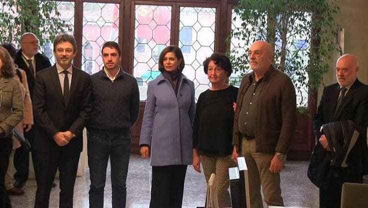 Bataclan, Laura Boldrini abbraccia i genitori di Valeria Solesin