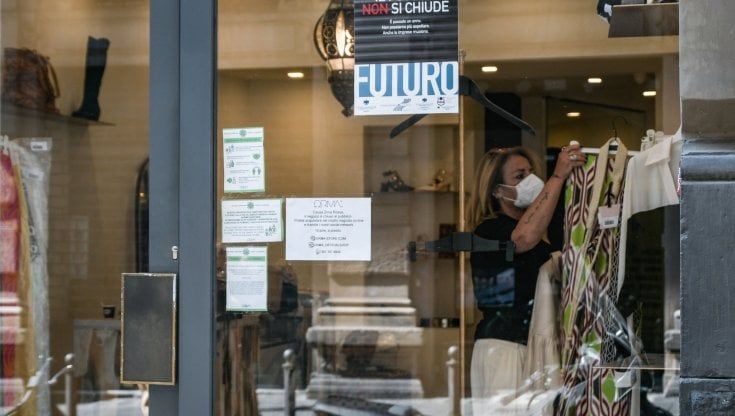 Commercio, a Napoli protesta contro le chiusure: oggi tutti aperti con intimo e capi sportivi in vetrina