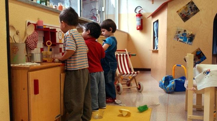 Asili e scuole dell’infanzia, mancano 800 insegnanti: meno classi e bimbi a casa