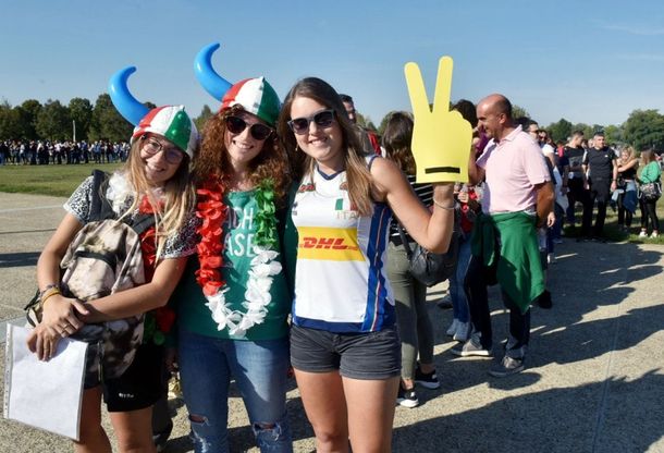 Torino, tifosi da sei nazioni per i Mondali di volley: la coda davanti al PalaAlpitour è una festa