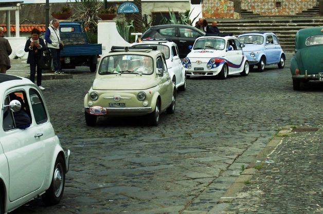 Ischia si inchina al fascino delle 500 d’epoca