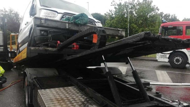 Peschiera Borromeo, muore a 68 anni schiacciato davanti a un'officina che ripara camion