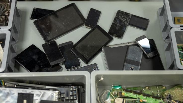Le raccomandazioni dell'Ue per aumentare il recupero di smartphone e dispositivi elettronici usati e scartati