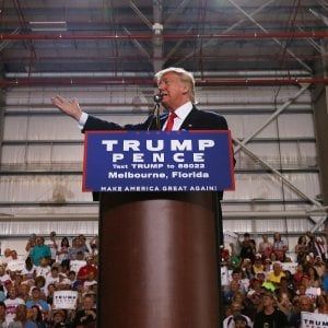 Trump e quelle 51 interruzioni contro Clinton che spostano i voti delle donne