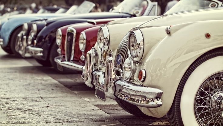 Auto storiche, sì alle targhe originali