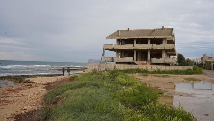 Abusivi ma mai abbattuti, la Puglia delle coste sfregiate: “Uno scempio senza fine”