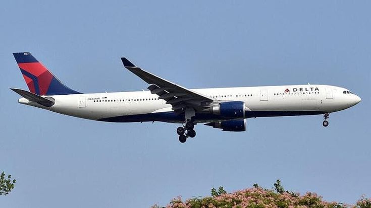 Avaria a bordo, il volo New York-Roma fa dietrofront sull’Atlantico: atterraggio in Canada