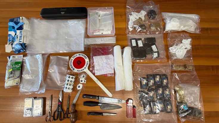 Ostia, due chili di droga nascosti tra cantine e locali tecnici: tre arresti