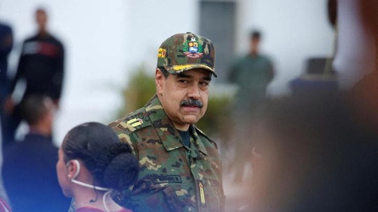 Venezuela, Maduro riappare in pubblico. Media: “Salvacondotto Usa se si dimette”