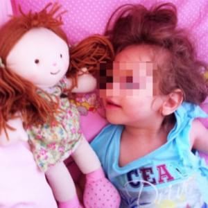 Alice, 3 anni, non diventerà grande: la raccolta fondi per alleviarle il calvario