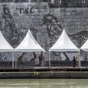 Roma, bancarelle sul Tevere davanti a Kentridge. La proposta-farsa: “Un finto murale sul retro degli stand” 