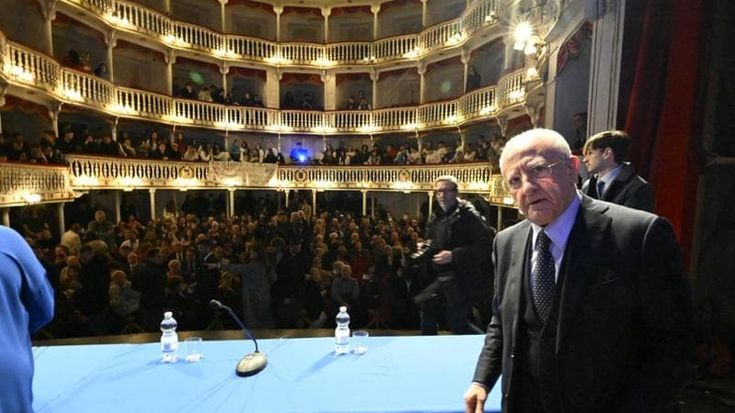 Insulto a Meloni, De Luca: "Un fuorionda, la premier ha offeso i manifestanti: è il governo Badoglio”