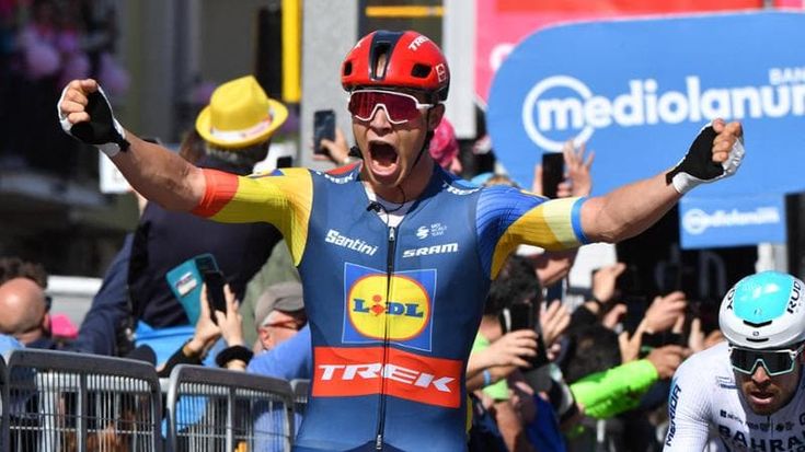 Milan, lo sprint stavolta è giusto: sua la quarta tappa del Giro. Pogacar resta in maglia rosa, ma deve cambiare pantaloncini