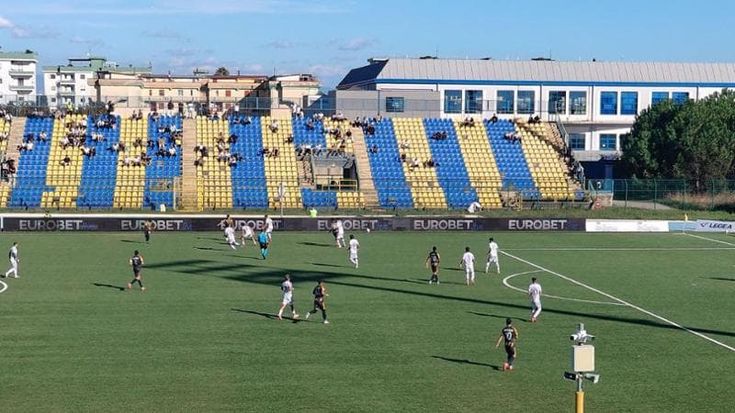 Tre gol al Giugliano e il Catania festeggia la seconda vittoria di fila. Scontri fra tifosi