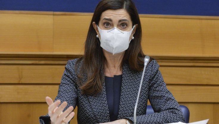 Napoli, Laura Boldrini: "Donne, non rassegnatevi alla violenza degli uomini". E sul governatore: "Da De Luca parole infelici e sessiste..."