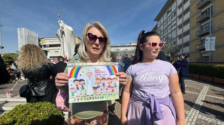Le preghiere al Gemelli: “Sono qui perché Papa Francesco sta dalla parte dei deboli come noi”