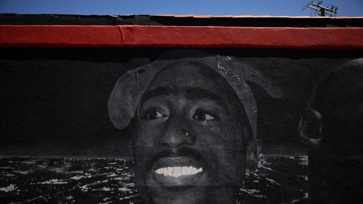 Morte Tupac Shakur, dopo 30 anni si riapre il processo. Un libro, una pistola: la faida dell’hip hop