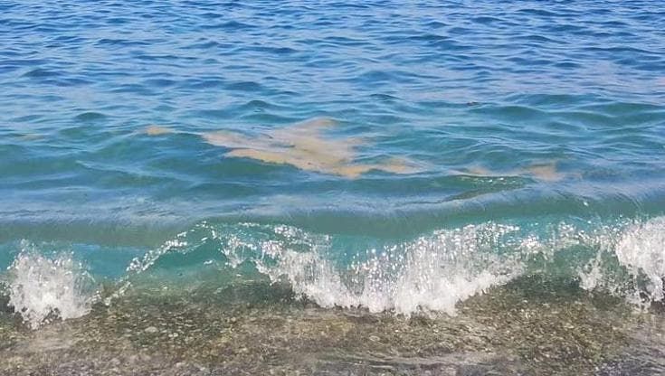 Taormina, sulla spiaggia di Mazzeo sventola bandiera blu ma è allarme per possibili sversamenti