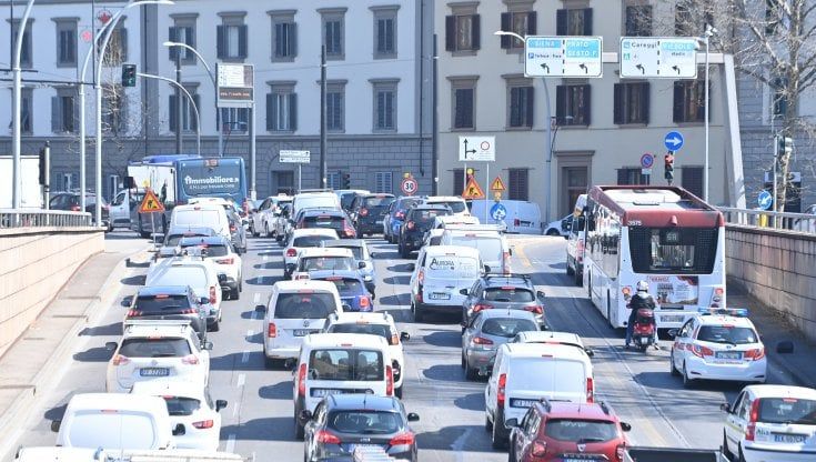 Firenze, il caro benzina toglie 13 mila auto dalle strade, ma il caos resta causa cantiere