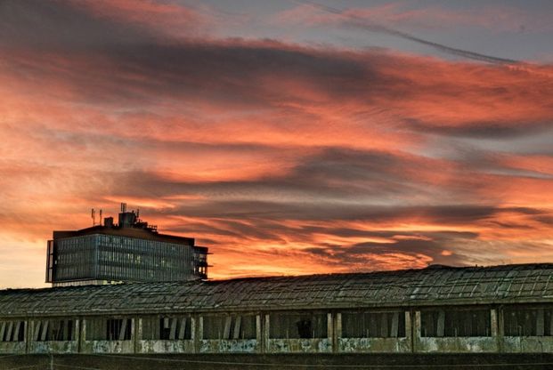 Torino, il tramonto di fuoco del giorno più caldo di ottobre: anche 30 gradi sulle alture