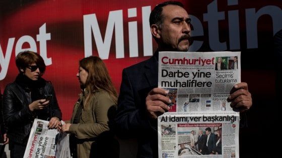 Il giornale che sfida Erdogan con le colonne bianche