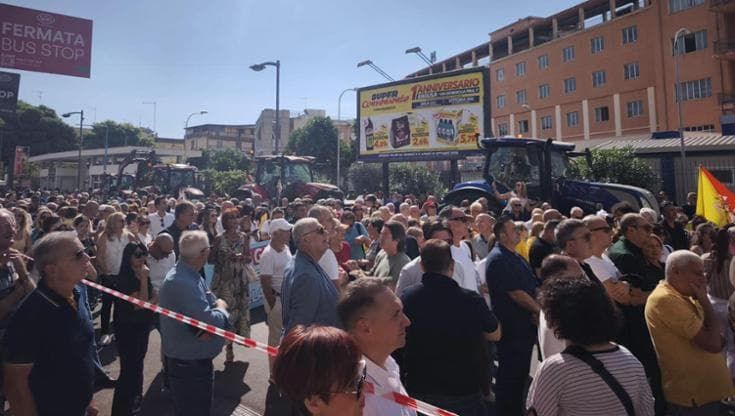 Gela, quattromila in piazza per salvare l’ospedale: “Fuori la politica dalla sanità”