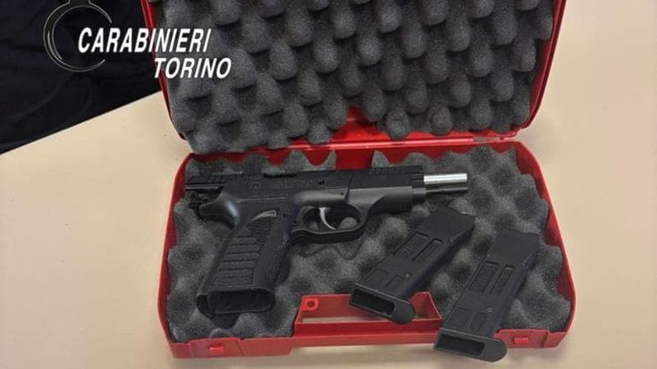 Finisce i soldi per i lavori in casa, vende l’oro e poi tenta la rapina al compro oro: arrestato