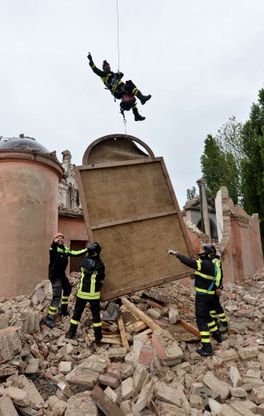 Terremoto, le operazioni di recupero del quadro a San Carlo