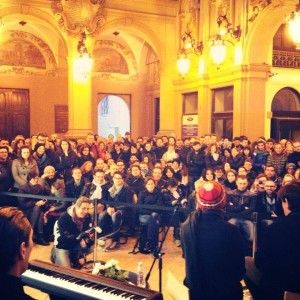 Folla a Bologna per Arisa, lei intona 'Piazza grande'