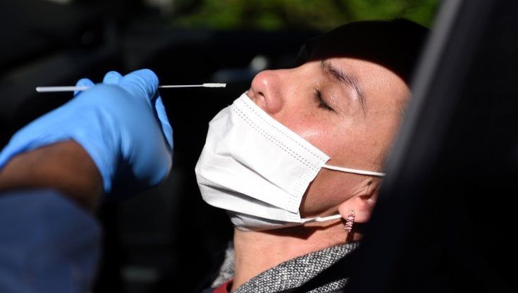 Coronavirus, spuntano i test sottobanco