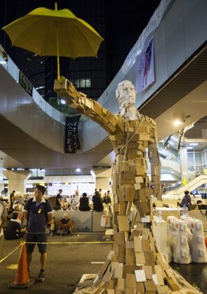 Hong Kong, 'Umbrella Man': simbolo della protesta