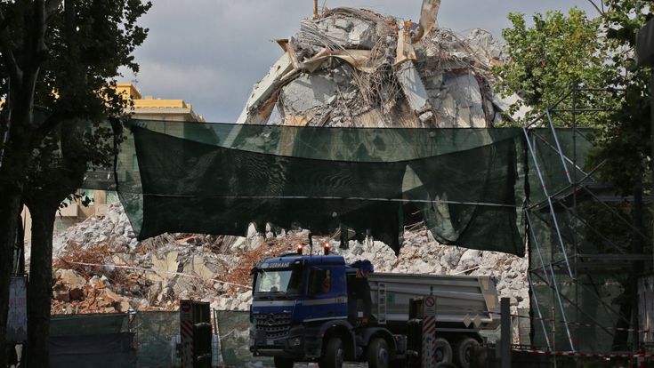 Senza Ponte. Le macerie, la speranza: la vita sospesa di Genova un anno dopo il crollo