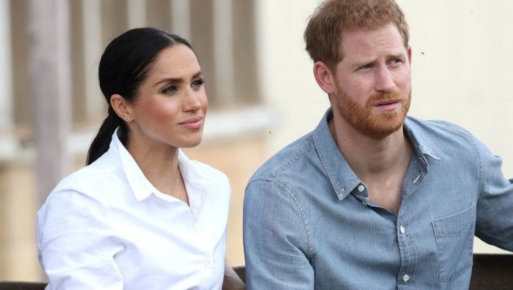 Re Carlo invita Harry e Meghan all'incoronazione. Ma loro per adesso non rispondono