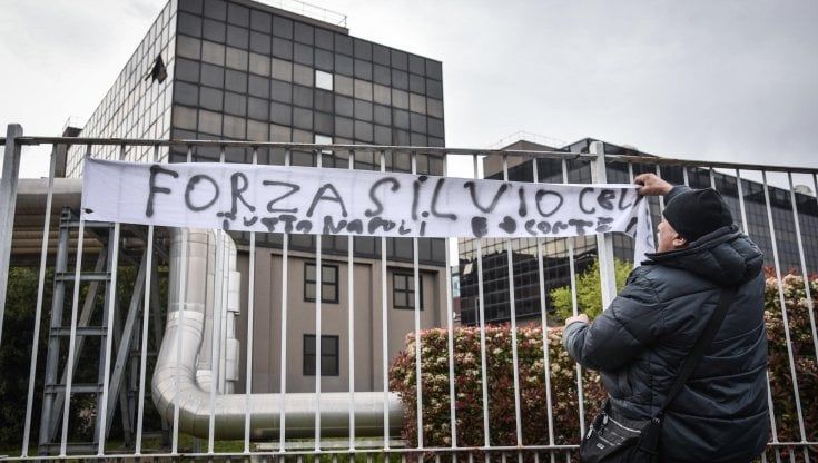 Berlusconi ricoverato, altra notte tranquilla nel reparto ordinario: prosegue il monitoraggio