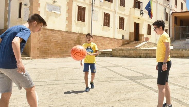 "Vietato giocare a pallone in piazza": da Monopoli al Salento si moltiplicano i cartelli 