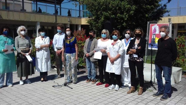 Ospedale di Vaio: professionisti dell’Ausl e volontari del centro vaccinale leggono Dante