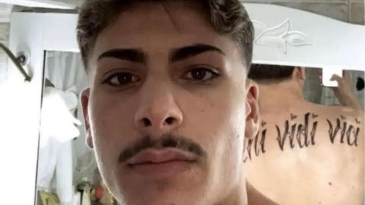 Ucciso a 21 anni: la pista della vendetta dopo lite al calcetto. Il parroco al killer: “Pentiti”
