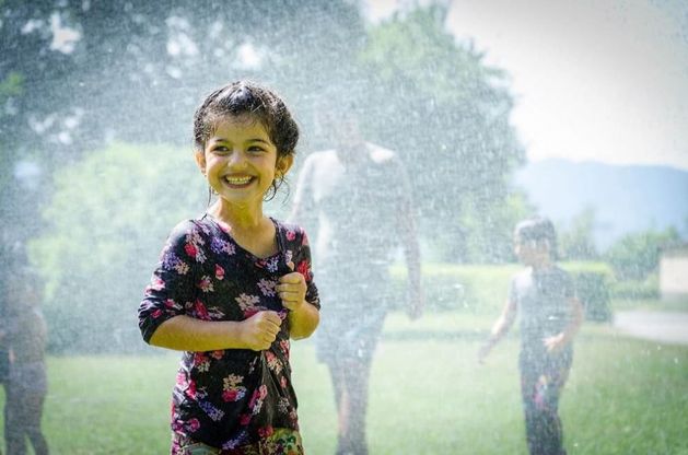 I pompieri portano l'acqua, la gioia dei bambini nel campo profughi