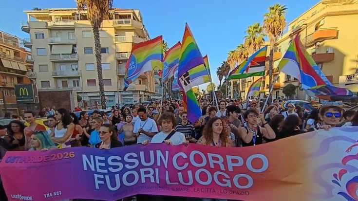 Il Pride colora Ostia, dal corteo l'appello al Municipio: “Dateci uno spazio per incontrarci”