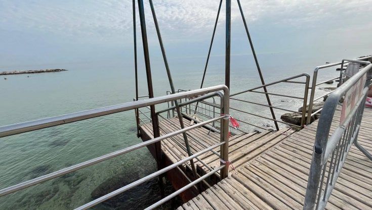 Bari, a Pane e pomodoro ragazzo cade sul pontile rotto e si ferisce sugli scogli: qualcuno aveva rimosso le transenne 