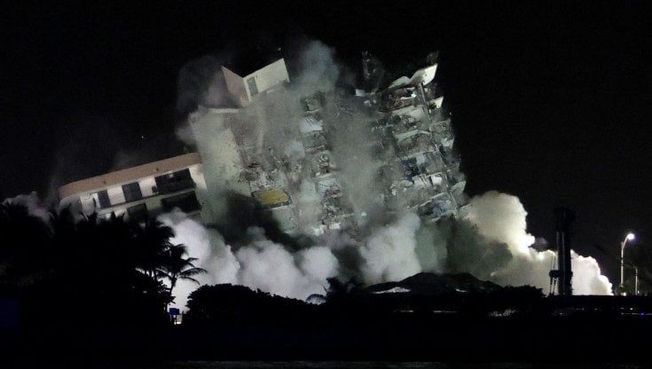 Florida, demolito completamente il palazzo crollato: riprendono le ricerche dei 121 dispersi
